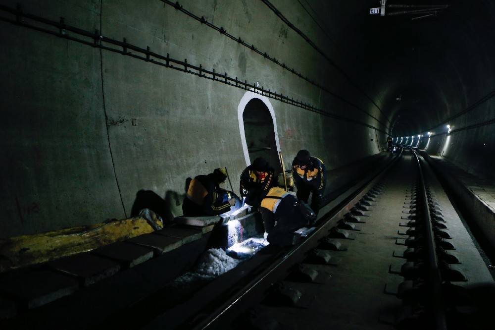 围场铁路运营隧道病害现状